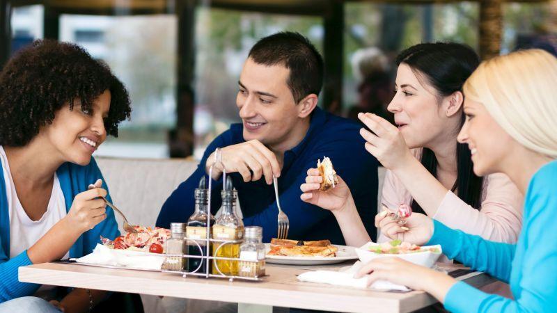 étudiants prenant un repas